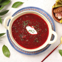 Густой сытный борщ с ржаными профитролями, беконом и солёными огурчиками
